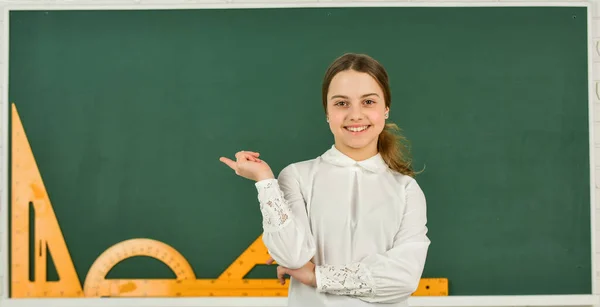 Slimme tiener student. Educatieve activiteit. Kleine kinderen studeren op school. Slimme schoolmeid. Schoolonderwijs. Kennisdag. Meisje in de klas kopieert ruimte. Schoolproject. Taal leren — Stockfoto