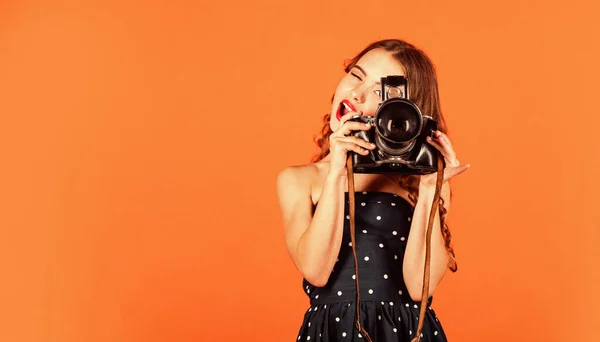 Mooie kindfotograaf houden retro camera. journalist is mijn toekomstige carrière. Kleine reporter maakt foto 's. vintage camera. Meisje met retro camera. jeugdherinneringen vastleggen. SLR camera. kopieerruimte — Stockfoto