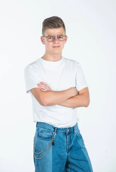 Ανδρών πρότυπα ομορφιάς. αστικό στυλ. μόδα μοντέλο έφηβος. Ένας έφηβος φοράει γυαλιά. νεαρό αγόρι σε περιστασιακό στυλ. Όμορφος έφηβος άντρας απομονωμένος στα λευκά. ανδρικό κουρείο και κομμωτήριο — Φωτογραφία Αρχείου