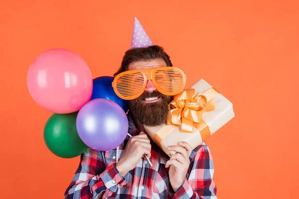 Ik heb een gekke dag. zomer winkelen verkoop. voel het geluk. Een gelukkige man met een baard. Een man met een feestbril houdt ballonnen vast. Feestdag. Gefeliciteerd met je verjaardag. bedrijfsfeest vieren — Stockfoto