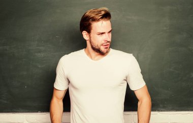 Tebeşir tahtası önünde öğretmen. Öğretmenlik daha eğlenceli olabilir. Erkek ilkokul öğretmeni için avantajlar çoktur. Öğretmen ilginç konuşmacı. Öğretmenler günün kutlu olsun. Basitleştirmenin Ustası