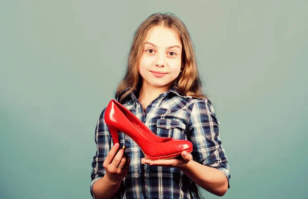 Гламурні високі підбори. Жіночий атрибут. Магазин взуття. Дитина грає з взуттям для мам. Дивовижне червоне взуття. Маленька модниця з високими підборами. Кожна дівчина мріє про модні високі підбори — стокове фото