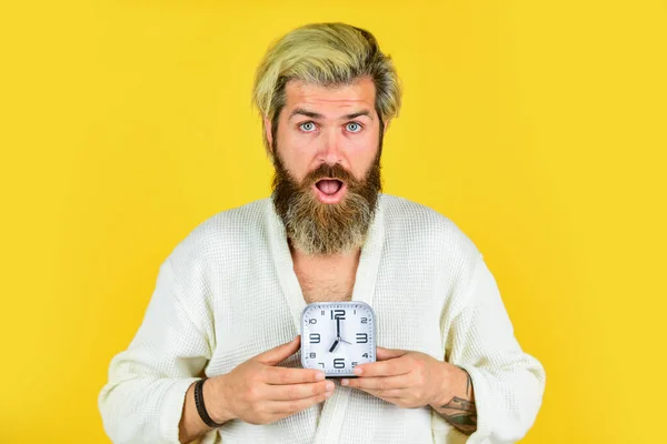 Spät wieder. Zerstört die Uhr. gutaussehender wütender Mann drinnen wacht auf und schaltet den Wecker aus. Müder Mann im Schlafzimmer nicht glücklich. Schlaflosigkeit und Schlafstörungen. Schlafenszeit — Stockfoto