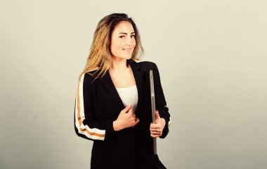 Düzenli bilgisayar kullanıcısı. Bilgi kaynağı. Blog konsepti. Dizüstü bilgisayarı olan kız. Dijital teknoloji. İnternette sörf yapmak. Bilgisayar dükkanı. Kendi blogunu oluştur. Kişisel blog. Sosyal ağlar ve günlük