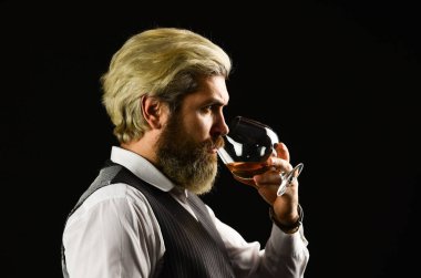 Şeri fıçıları içinde olgunlaşmış. Viski tatma. Sommelier 'in pahalı bir içeceği var. Viski durumunun iyi bir göstergesi. Zarif takım elbiseli sakallı iş adamı ve bir bardak viski. Zarif maço konyak içer.