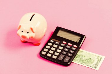 Kredi borcu kavramı. Ekonomi ve kâr yönetimi. Ekonomi ve finans. Değişim oranları. Ekonomi ve işletme yönetimi. Piggy Bankası 'nın birikimleri. Domuz kumbarası pembe domuz ve hesap makinesi