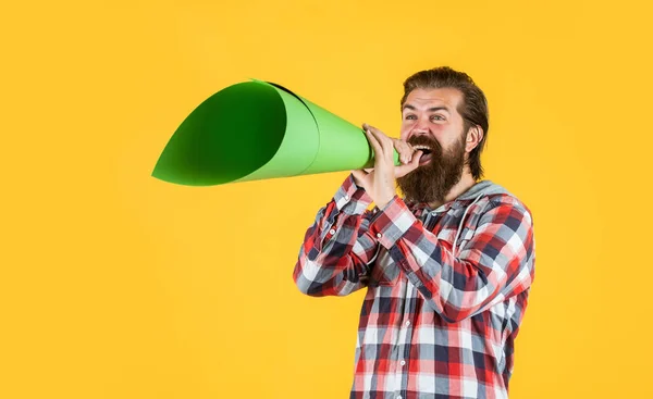 Contrôle mental. la liberté d'expression. annonces pour tout le monde. Promotion et diffusion de l'information auprès des masses. concept des médias de masse. rendre la voix plus forte. homme barbu crier en mégaphone. homme avec haut-parleur en papier — Photo