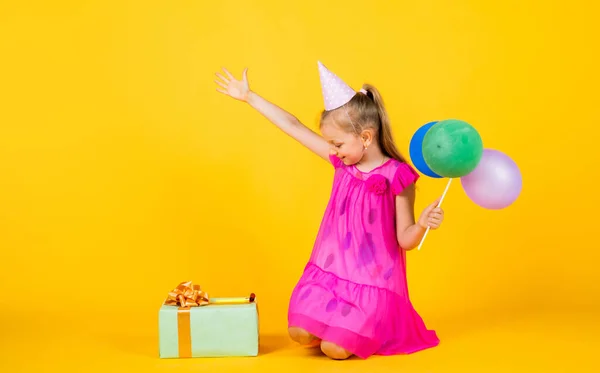 A melhor festa. imaginação e inspiração. presente de festa de aniversário. menina pequena com balão. Prepare-se para férias. Pronto para celebrar. conceito de sonhar. felicidade infantil. criança moda beleza — Fotografia de Stock