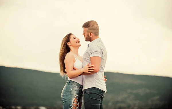 A apoiá-la. Relação gira. Homem e mulher abraçam o fundo da natureza. Juntos para sempre. História de amor. Acabei de casar. Conceito de lua de mel. Relações românticas. Amor verdadeiro. Amor familiar. Casal apaixonado — Fotografia de Stock