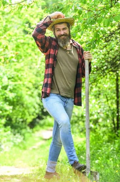 Cavar terreno para semeadura de plantas. homem com pá cavando cama de jardim ou fazenda. Trabalhador cava o solo preto com pá na horta. homem solta sujeira na terra da fazenda — Fotografia de Stock