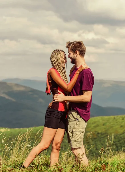 Ik hou van je, teder. Verliefd stel. Familie relatie. Blij om samen te zijn. gevoel van vrijheid. Reizend koppel zoenen. Man en vrouw in de bergen. De beste romantische date. Valentijnsdag — Stockfoto