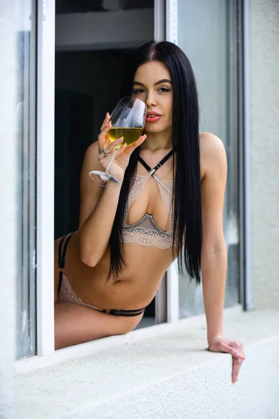 寝室でのロマンチックなデート。ワインのグラスを持つセクシーな女性。美しい女性モデル。ロマンチックなセックスデートの概念。完璧な女性の豪華な外観。ワイングラスで魅惑的なセクシー女性。エロゲーム — ストック写真