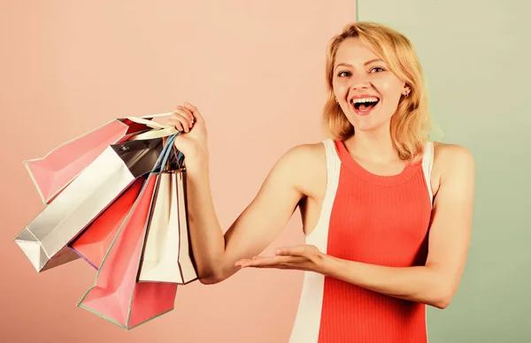 제품 제시. 여성 상점 들치기가 쇼핑백을 들고 있다. 연휴 준비를 위한 패키지를 제공 한다. 여름 할인. 검은 금요일에 특별 제공 합니다. 가게 정리하기. 행복 한 여성 쇼핑객. 대규모 판매 — 스톡 사진