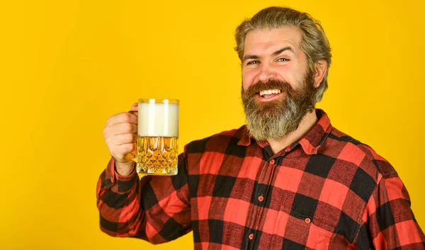 Wszystkiego najlepszego. Zrób łyk. Czas wolny i świętowanie. Facet pijący piwo w pubie. Browar piwny. Hipsterzy piją piwo. Świętuj z alkoholem. Dodawanie radości w życiu. Dojrzałe brodaty człowiek trzymać piwo szklanka — Zdjęcie stockowe