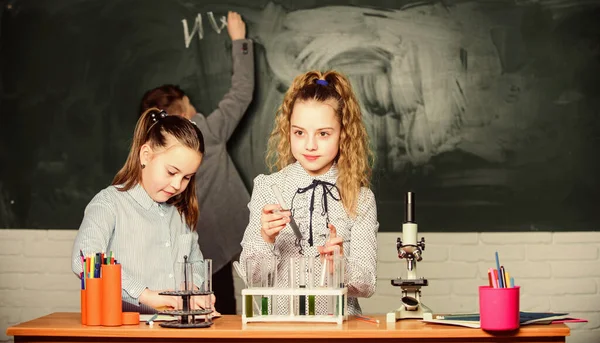 Πειράματα βιολογίας με μικροσκόπιο. Μικρά παιδιά επιστήμονας κερδίζει χημεία στο εργαστήριο του σχολείου. Χημεία. Μικρά παιδιά. Επιστήμη. Εργαστηριακό μικροσκόπιο και δοκιμαστικοί σωλήνες. Απόφοιτος εμπιστοσύνης — Φωτογραφία Αρχείου