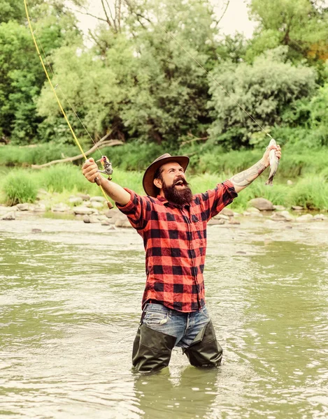 Passe-temps masculin. hobby et activité sportive. pêcheur montrer la technique de pêche utiliser la canne. week-end d'été. Bonne pêche à la mouche. pêcheur barbu dans l'eau. homme mûr mouche pêche. homme attraper du poisson — Photo