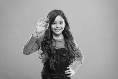 Virüs bağışıklığı. Besleyici diyet, uzun saçlı, haplı parmakları olan vücut kızına yardımcı olur. Vitamin konsepti. Vitamin takviyesine ihtiyacım var. Doğru dürüst vitamin al. Vitamin takviyesi al. Coronavirüs salgını