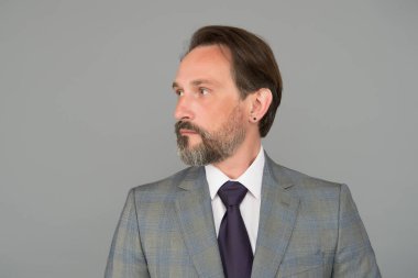 İşe alımlar iyidir. Sakallı adam gri arka plan. Resmi tarzda olgun bir adam. İş adamının modaya uygun görünüşü. Ofis tarzı. İş kıyafeti. Moda dolabı. Erkek giyim mağazası. Özel kıyafet al.