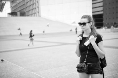 Gezgin şehveti onun ikinci adı. Şehre şehvetli bir kız geliyor. Yaya olarak gezmek. Seyahat ve seyahat tutkusu. Dolaş ve keşfet. Seyahat tutkusu. Keşfetme arzusu. Gezgin şehvetini besle. Yaz tatili