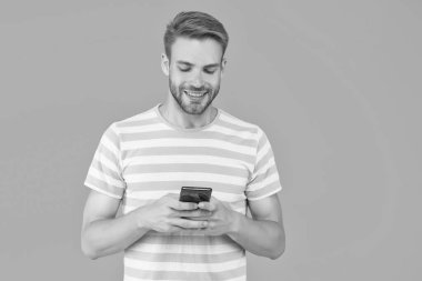 Sosyal ağlar. Müşteri edinmek ve son derece ilgili, hedeflenmiş içeriği sunmak için eşsiz bir fırsat. İnternette sörf yapan adam. Çevrimiçi iletişim. Habercilerin popülerliği. Kolay iletişim