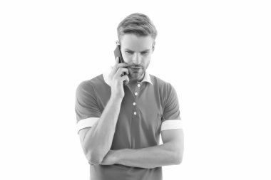 Dikkatle dinliyorum. Kendine güveni olan adam telefonla konuşuyor. Arkadaşını ara. Merkezi ara. Size nasıl yardımcı olabilirim? Sıradan tarz telefon konuşmaları beyaz arka plan. Adam cep telefonu kullanıyor. Modern teknoloji