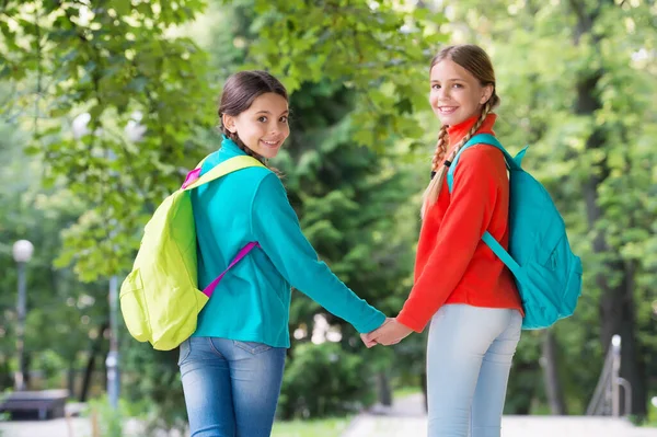 L'avventura ti aspetta, vai a cercarla. I bambini felici viaggiano naturali all'aperto. Le bambine indossano gli zaini. Piacere di viaggiare. Vacanze estive e vacanze. Buon viaggio. Vagabondaggio. Tutto per il viaggio — Foto Stock