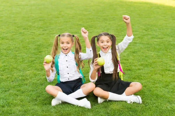 El poder de las manzanas en su salud. Los niños felices sostienen manzanas sobre hierba verde. Dieta natural. Salud dental. Higiene oral. Hábitos de cuidado dental. Prevención de caries. Cuidado de niños y salud. Educación sanitaria — Foto de Stock