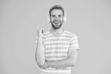 Müziğin belirli düşüncelerin doğası üzerinde etkisi olabilir. Mükemmel bir fikir. Happy Man müzik kulaklığı dinliyor. Kablosuz kulaklıklar. Enstrümantal müzik. Müziğin gücü inkar edilemez.