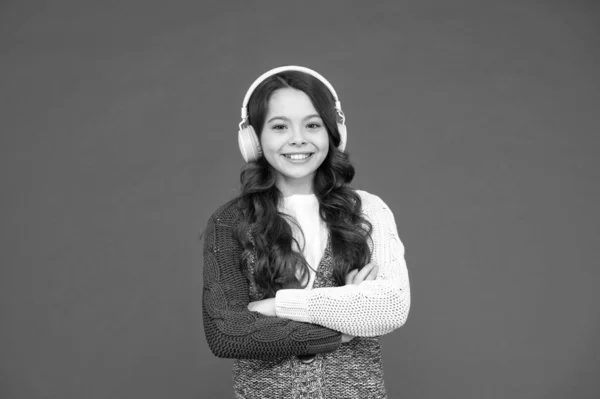 Canta conmigo. Niña linda niña usar auriculares escuchar música. El chico escucha música de fondo rojo. Música recomendada basada en el interés inicial. Las mejores aplicaciones de música para tu dispositivo. Disfruta del sonido —  Fotos de Stock