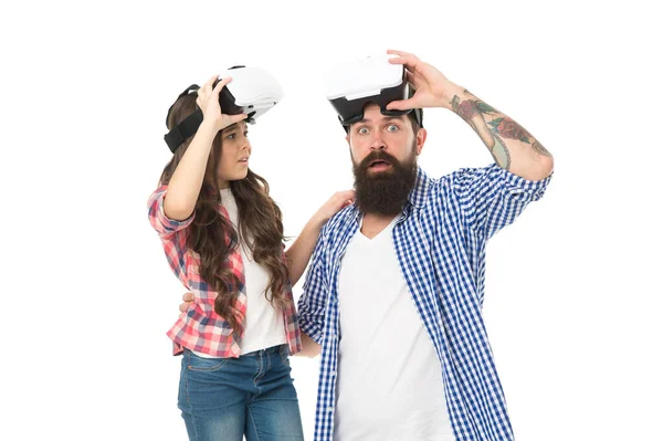 Tecnologías futuras. Divirtiéndose. Videojuegos. Concepto de familia Vr. Padre e hija en vasos vr. Tecnología moderna. Innovación digital. Papá y niña realidad virtual. Imaginación y ciberespacio — Foto de Stock