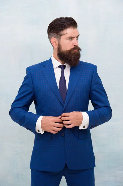 Solo permite que las personas efectivas. Estilo informal de negocios. Dándole confianza al hombre. Empleado senior. Brutal hombre barbudo en ropa formal azul. El hombre de negocios tiene barba larga. Peluquería y peluquería —  Fotos de Stock