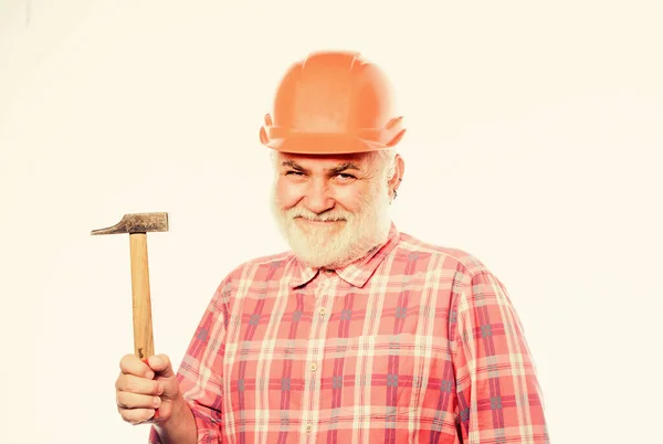 Ingeniero experimentado. Reparación o renovación. Reparación de mejoras. Hombre barbudo trabajador usar casco mantenga martillo. Taller de reparación. Concepto de reparación. Trabajador jefe. Handyman reparación del hogar —  Fotos de Stock