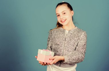 Hediye kutusu mavi arka planı olan bir kız. Kara Cuma. Alışveriş günü. Sevimli sevimli çocuk hediye kutusu taşıyor. Sürpriz hediye kutusu. Doğum günü dileği listesi. Mutluluk dünyası. Her gün özel şeyler oluyor. Kıymetlim