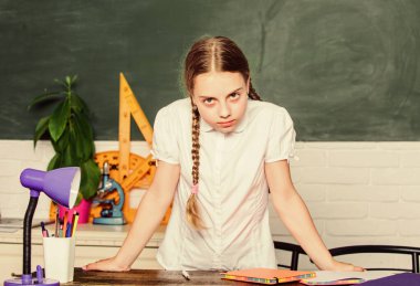 Öğrenmeye bağlı. Hometask konsepti. Küçük çocuk okulu. Şirin kız okuldaki karatahta sınıfında oturuyor. Okul dersi. İlerleme ve başarılar. Okula dönelim. Bilgi günü
