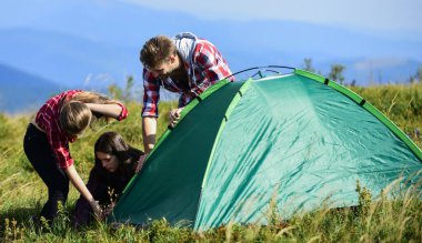 Takım çalışması konsepti. Yürüyüş aktivitesi. Çadır kuracak bir ortağın olması ne güzel. Kamp yürüyüşü. Bitmek üzere. Gerekli yapısal bileşenler çadırını kurun. Grup arkadaşları dağın tepesine çadır kurdular.
