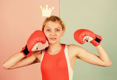 Başarı için savaş. Kadın boksör boks eldivenleri. Kız kraliçe spor şampiyonu. En iyisi ol. Kazanan kadın. Boks ringinin kraliçesi. Prenses tacı takan sporcu kadın. Zafer konsepti. Mutlu kadın parti tacı