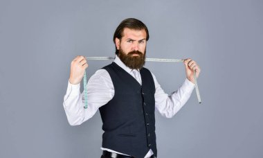 En iyi sonucu elde etmek için çok çalışmak. Mezuralı bir terzi. Erkek kıyafetleri terziliği yapan adam. Vahşi adam moda tasarımcısı. Adam erkekler için kostüm tasarlıyor. Başarılı sartor çalışmaya hazır