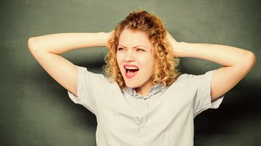 Bana yardım et. Ödev eğitimi. 1 Eylül, kız öğretmenim okulda. Bilgi günü. boş tahta bilgisi. Okula dönüyorum. Kız çalışmayı seviyor. Tahtada bağıran öğrenci