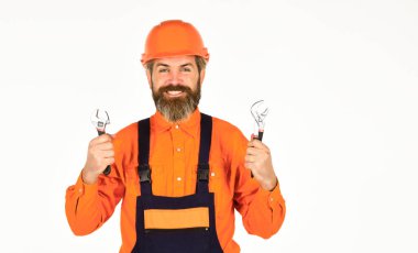 Çok yönlülük için iyi bir seçim. Elinde İngiliz anahtarı olan bir tamirci. Anahtar aracı sıkılaştırıcı detayları düzeltiyor. Adam anahtar aletlerini beyaz arka planda tutuyor. Servis ve mühendislik konsepti. İngiliz anahtarı aracı
