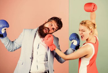 Cinsiyet savaşı. Cinsiyet eşit haklar. Cinsiyet eşitliği. Erkek ve kadın boks dövüşü. Birbirlerine aşık bir çift boksta yarışıyor. Çatışma konsepti. Aile kavgası. Boksörler eldivenlerle dövüşüyor. Hakimiyet kavramı
