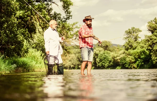 Amici che pescano. Fine settimana perfetto. Ottima presa. Elegante uomo barbuto e brutale pesca hipster. Hobby e tempo libero. Giornata di famiglia. Squadra di pesca. Rilassatevi in un ambiente naturale. Vacanze estive — Foto Stock