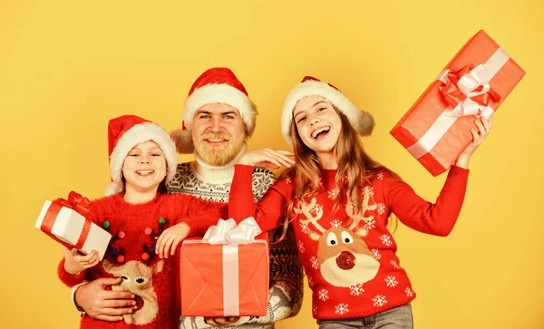 Ώρα για δώρα. Ευτυχισμένη οικογένεια γιορτάζουν Χριστούγεννα. Τα μικρά κορίτσια ανταλλάσσουν δώρα με τον πατέρα. Ο μπαμπάς αγαπάει τις κόρες. γενειοφόρος Άγιος Βασίλης με παιδιά. πλεκτή μόδα για το χειμώνα. ψώνια του νέου έτους — Φωτογραφία Αρχείου