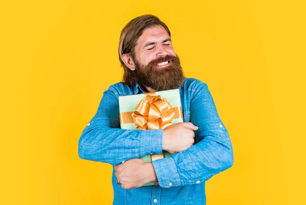 Hombre encantado de compras en línea. día de boxeo. sorpresa de cumpleaños en la fiesta. después de compras exitosas. prepararse para las vacaciones. mejor oferta de venta. hombre barbudo feliz con caja presente. brutal hipster celebrar regalo — Foto de Stock