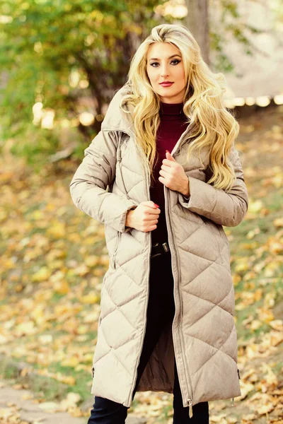 Oversized jastrend. Hoe je een kogelvrij vest moet dragen als een ster. Puffer mode trendconcept. Meisje modieuze blonde lopen in de herfst park. Een vrouw draagt een warm grijs jasje. Jacket die iedereen zou moeten hebben — Stockfoto