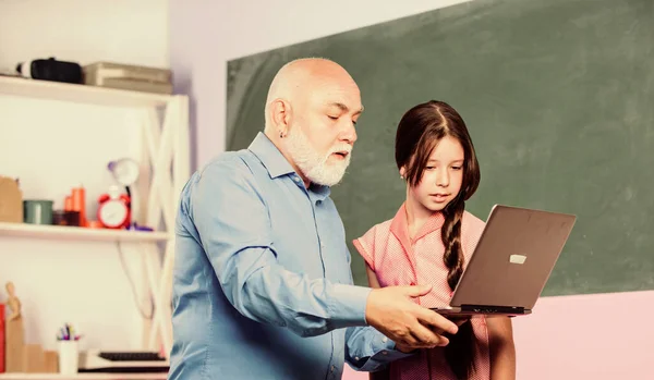 Pedagogo de la ciencia digital. Niña con tutor hombre estudio mantenga portátil. Lección en línea. Pedagogo amable. Pedagogo experimentado. De vuelta a la escuela. Enseñando a un niño. Profesor ayudar a colegiala —  Fotos de Stock