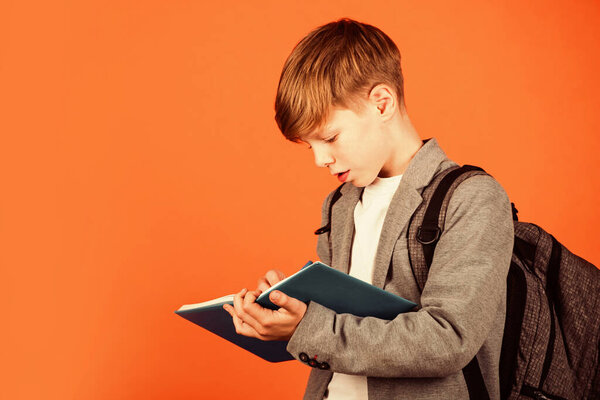 Обогащение жизни знаниями. Парень студент коричневого происхождения. Маленький студент пишет в копировальной книге. Маленький студент делает домашнее задание. Умный студент вернулся в школу. Учиться и учиться, копировать пространство
