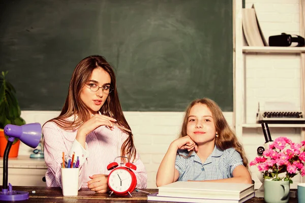 De toekomst begint op school. Klein meisje en mooie vrouw terug naar school. Klein kind en leraar op school. Schoolplanning. Onderwijs en scholing. Particulier onderwijs — Stockfoto