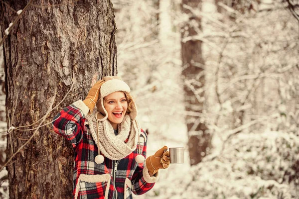 À l'extérieur le jour de gel. voyages et randonnées. fille randonneur boire tasse de thé chaud. réchauffez-vous. femme boisson d'hiver. Fille profiter des chutes de neige. femme en mitaines et chapeau buvant du thé. Atmosphère de vacances — Photo