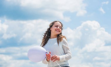 Parti elemanları. Parti balonlu küçük bir kız. Yaz tatili ve tatil. çocukluk mutluluğu. Özgür ve tasasız hissediyorum. Bahar tatilinde küçük bir çocuk. Neşeli çocuk iyi eğlenceler. Mutlu yıllar.