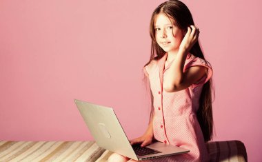 İnternette çocuk eğitimi. Özel derste öğreniyorum. Bilgisayarı olan küçük bir kız öğrenci. Evde eğitim. 4G internet. Kızın evde özel öğretmeni var. Okula dönüyorum. Çevrimiçi kurslar eğitim. Boşluğu kopyala